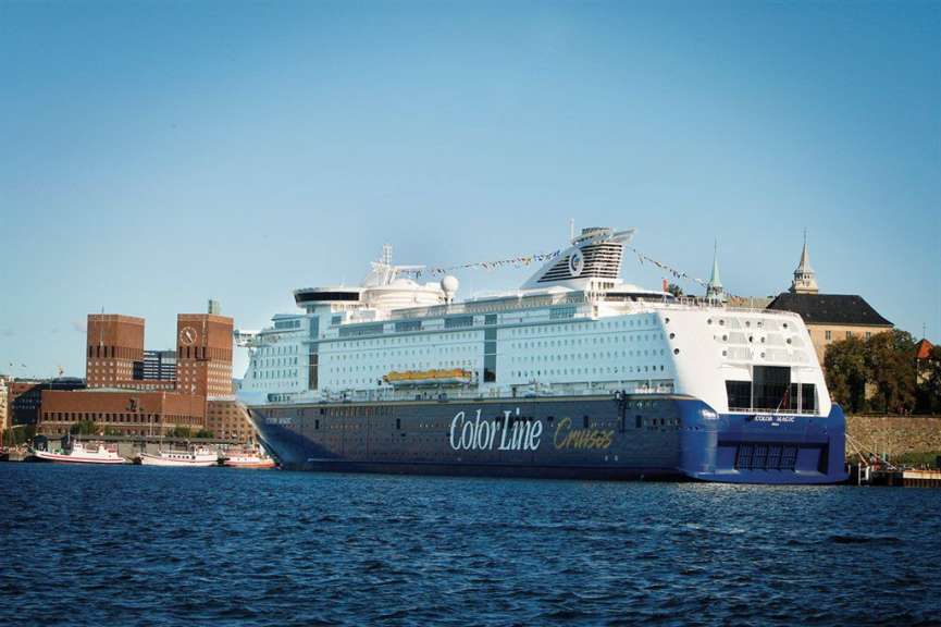 Ein großes Kreuzfahrtschiff mit der Aufschrift color line cruises