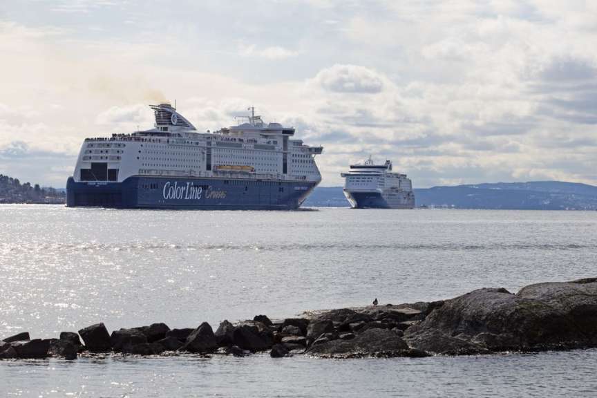 Ein großes Kreuzfahrtschiff mit der Aufschrift color line cruises