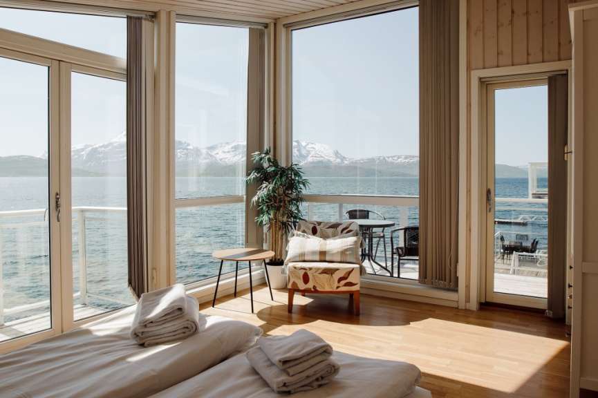 Ein Raum mit vielen Fenstern mit Blick auf den Ozean