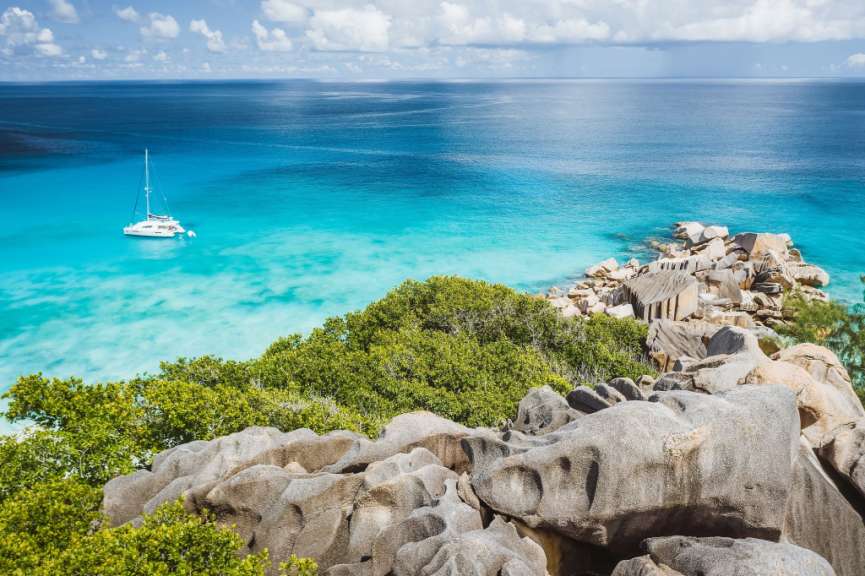 Ein Boot schwimmt in einem türkisfarbenen Ozean