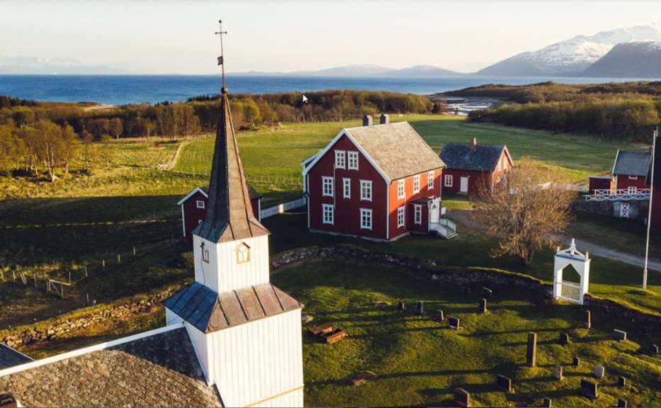 Eine Luftaufnahme einer Kirche und eines Bauernhauses