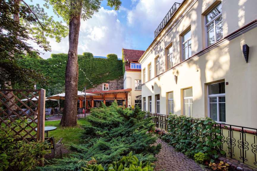 Ein großes Gebäude mit vielen Fenstern und Bäumen