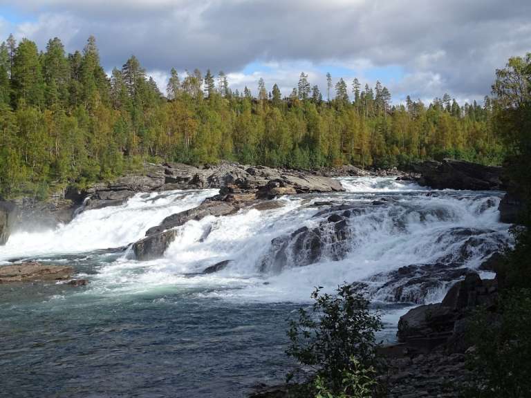 Ein Wasserfall inmitten eines Waldes an einem bewölkten Tag