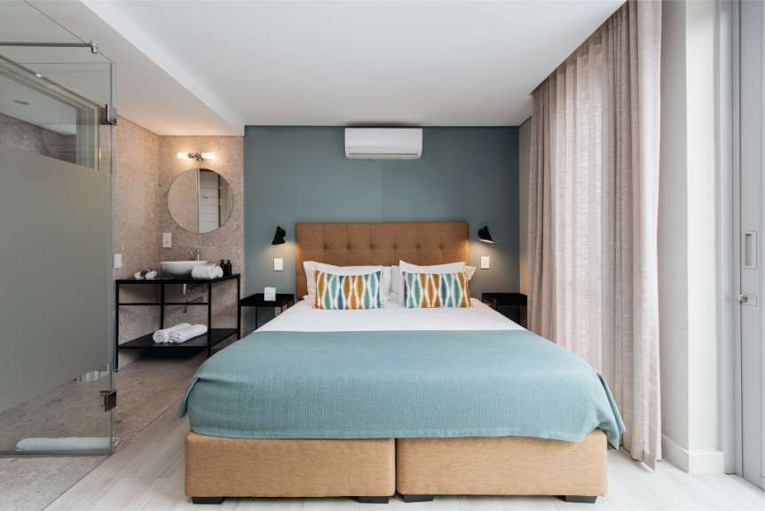 Ein Schlafzimmer mit einem Bett und einem Waschbecken