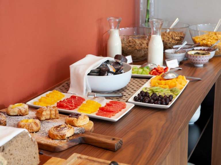 Eine Auswahl an Obst und Desserts auf einem Holztisch