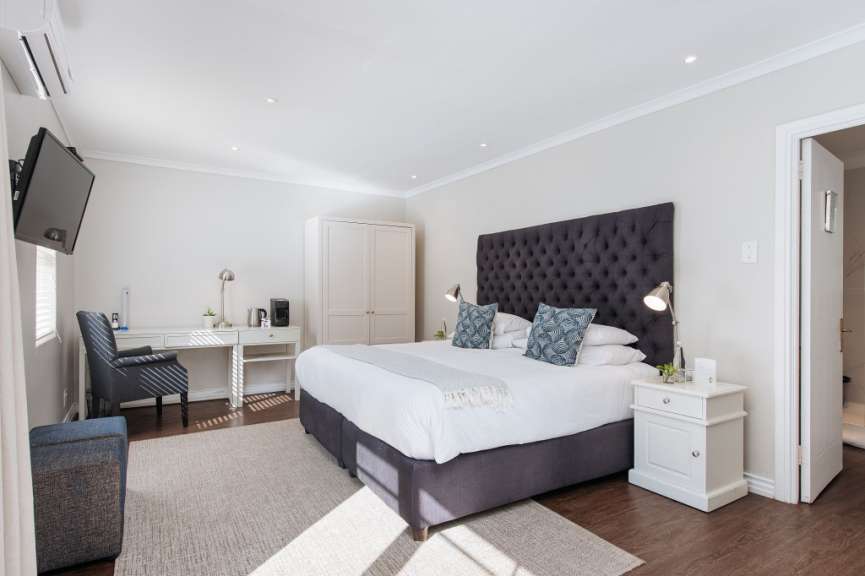 Ein Schlafzimmer mit einem Kingsize-Bett und einem Fernseher