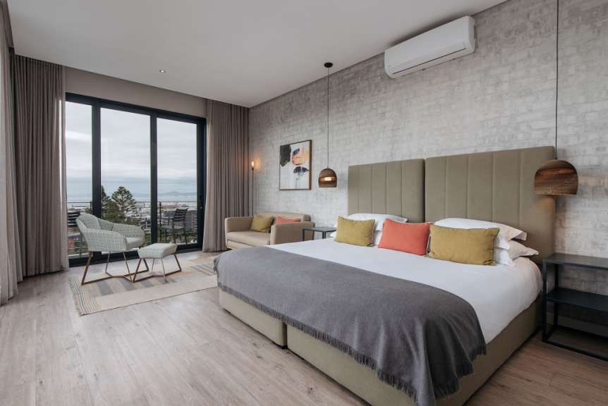 Ein Hotelzimmer mit einem großen Bett und einem Stuhl