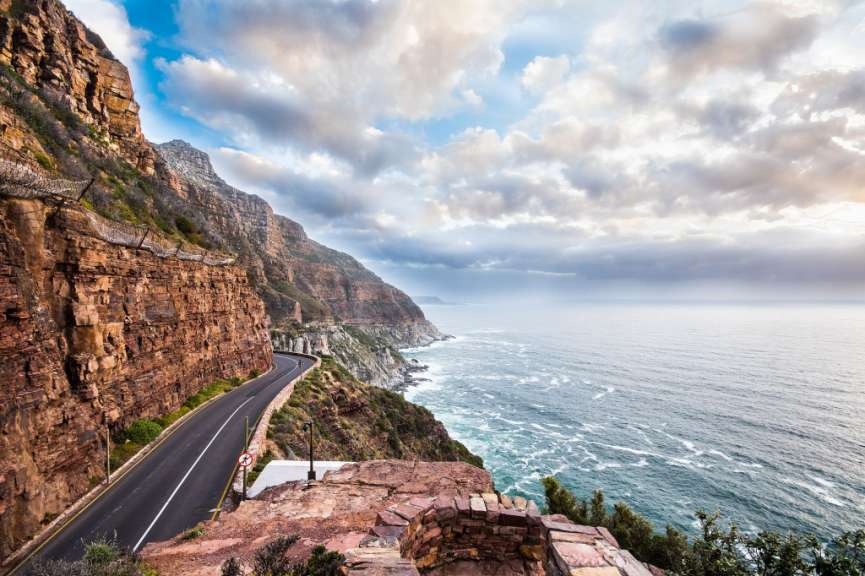 Eine Straße, die an einer Klippe entlang führt und ins Meer führt