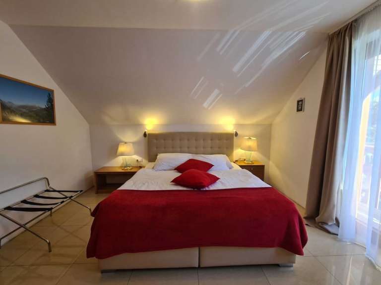 Ein Schlafzimmer mit einem Bett und zwei Nachttischen