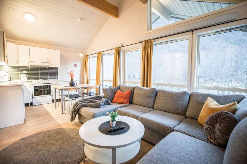 Ein Wohnzimmer mit einer grauen Couch und einem weißen Tisch
