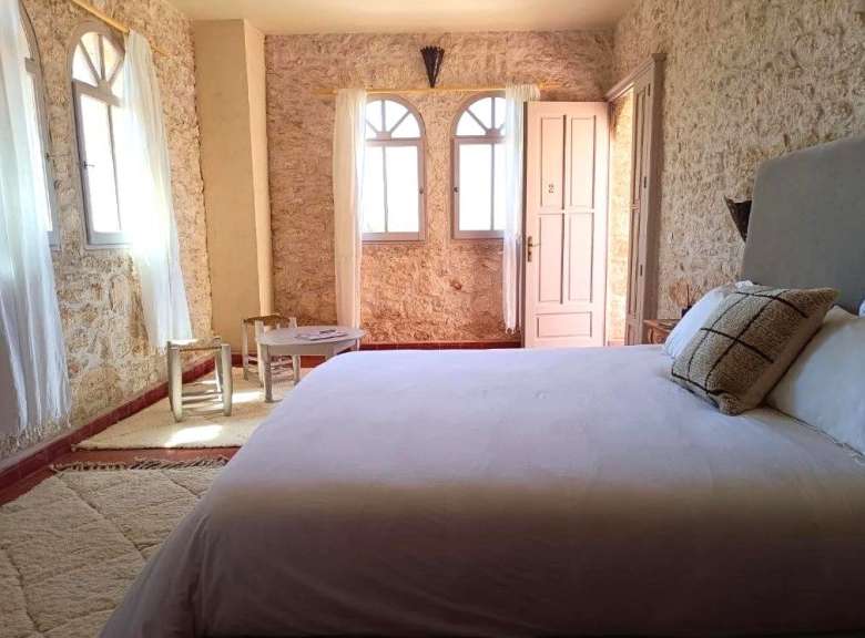 Ein Schlafzimmer mit einem Bett und einer Tür mit der Nummer 12 darauf