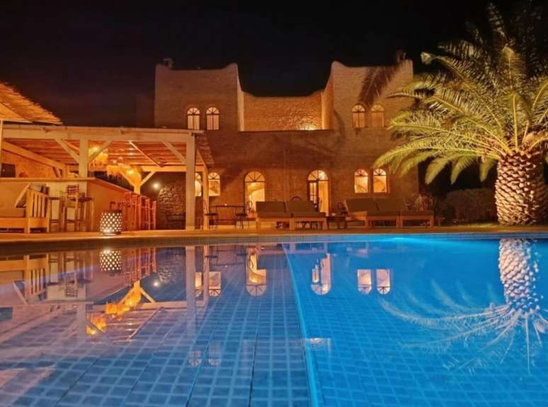 Ein großer Pool mit einem Gebäude im Hintergrund