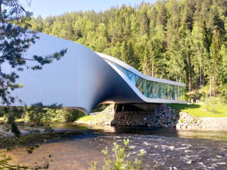 Eine Brücke über einen Fluss mit Bäumen im Hintergrund