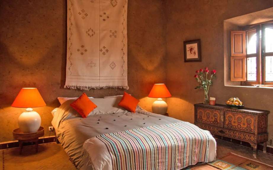 Ein Schlafzimmer mit einem Bett und zwei Lampen