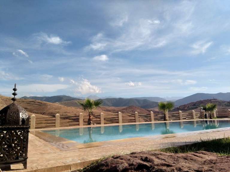 Ein großer Swimmingpool mit Blick auf die Berge