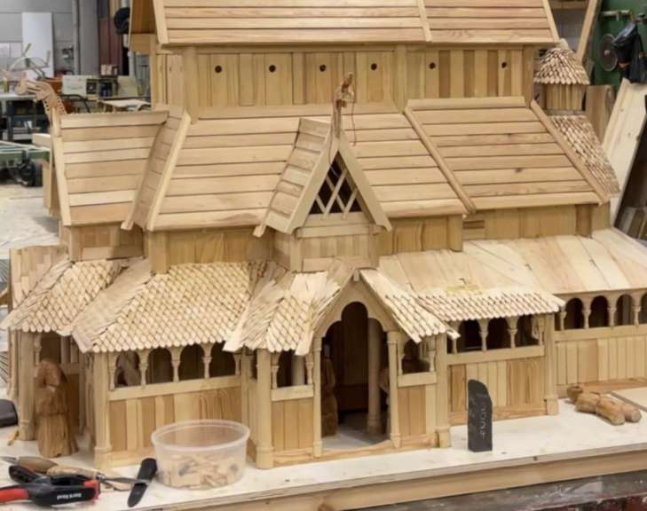 Ein Modell eines Holzhauses steht auf einem Tisch