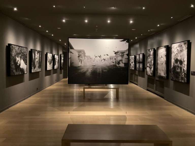Ein riesiges Schwarz-Weiß-Bild hängt an einer Wand in einem Museum