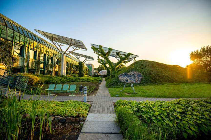 Ein Gebäude mit vielen Sonnenkollektoren darauf