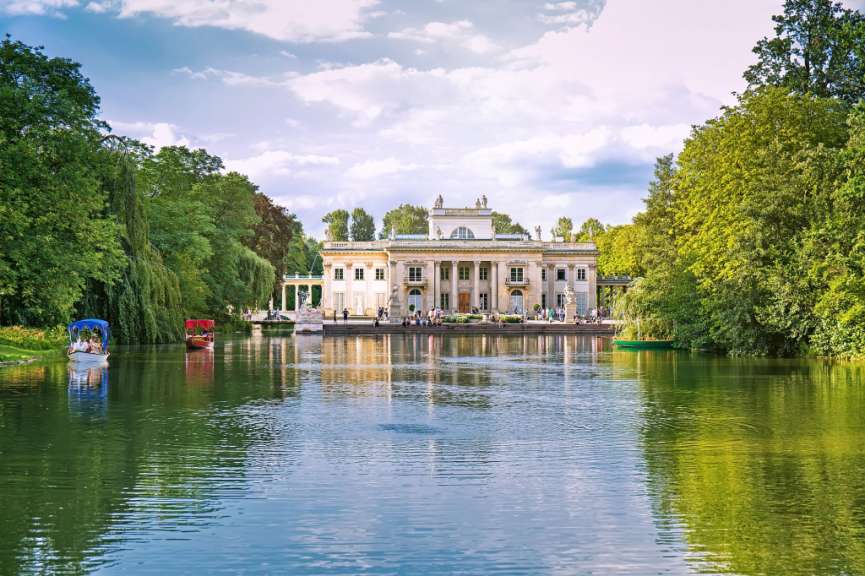Ein großes weißes Gebäude steht über einem See