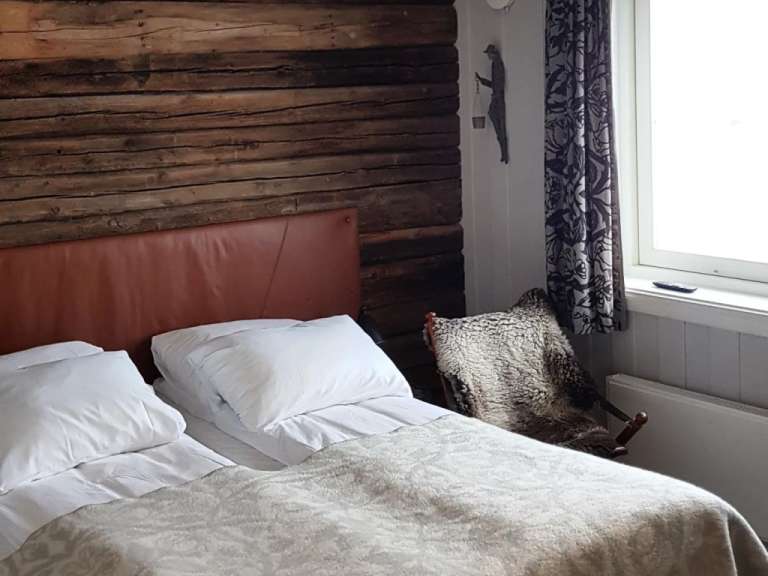 Ein Schlafzimmer mit einem Bett und einem Stuhl