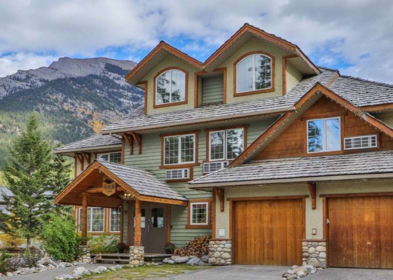 Ein großes Haus mit vielen Fenstern und einer Garage