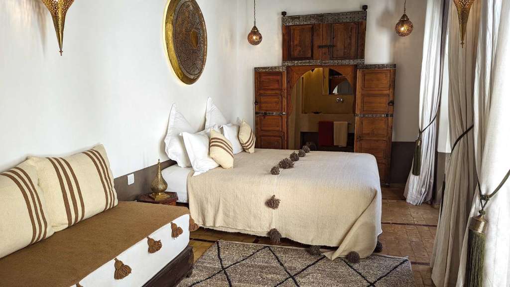 Ein Schlafzimmer mit einem Bett und einer Couch