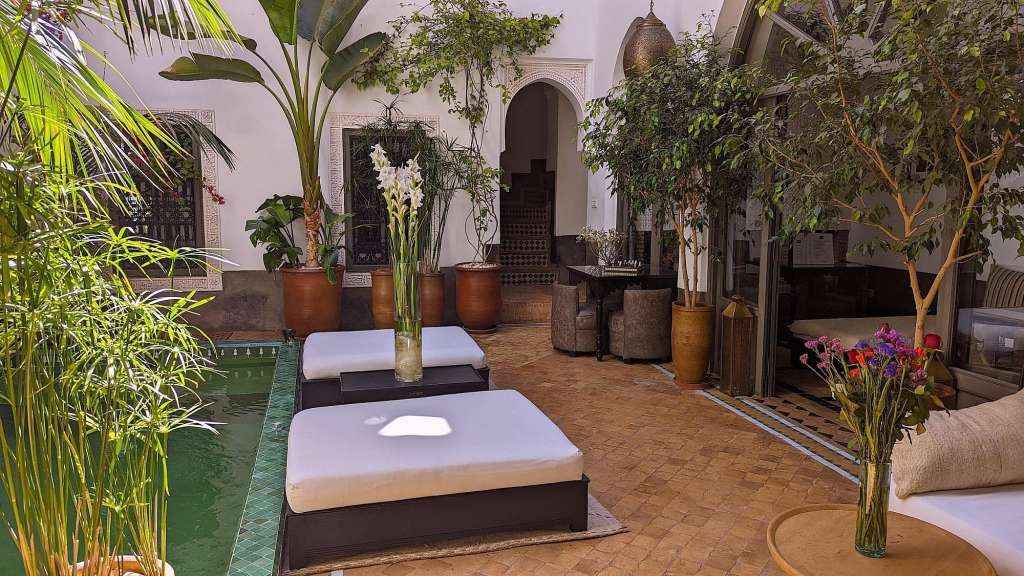 Ein Wohnzimmer mit weißen Möbeln und einem Pool