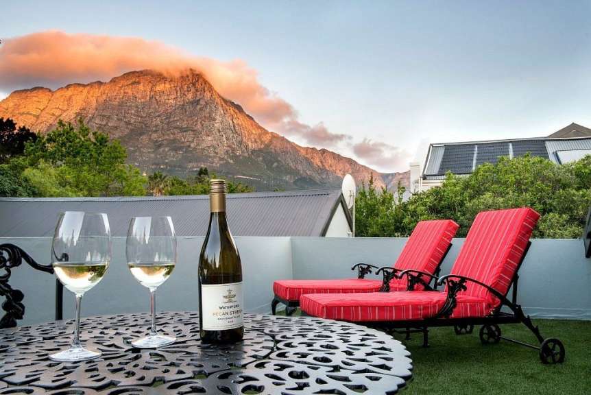 Zwei Gläser Wein und eine Flasche Wein auf einem Tisch