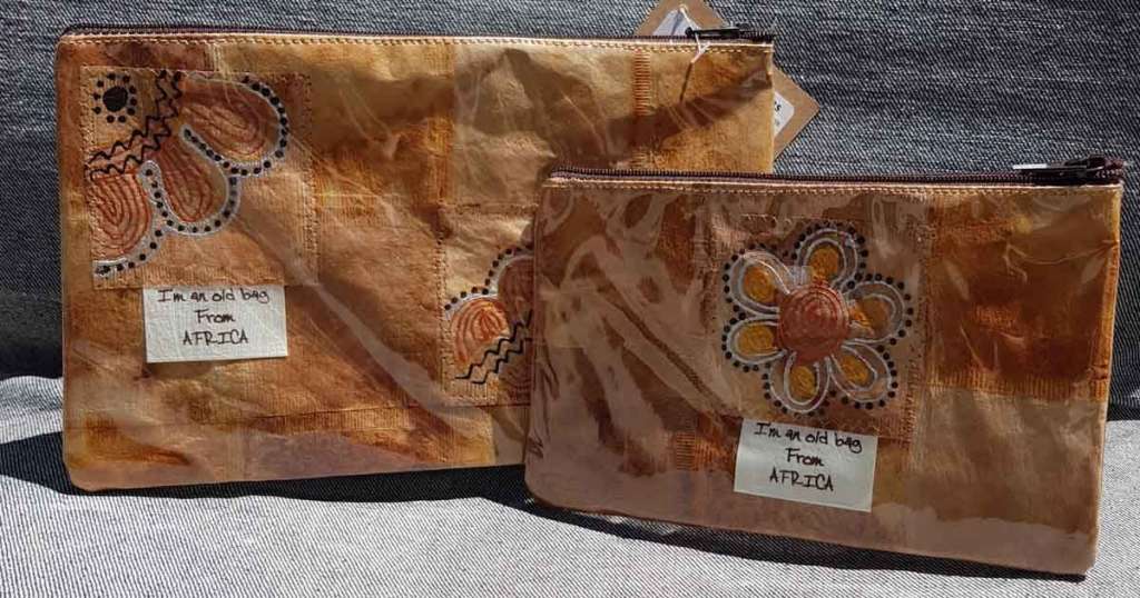 Zwei braune Taschen sitzen nebeneinander und weisen auf, dass sie aus Afrika stammen