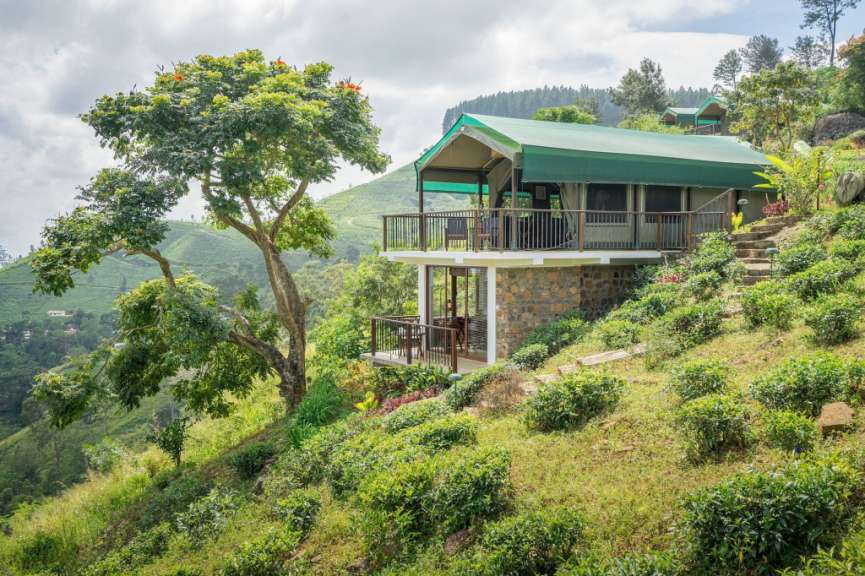 Ein Haus mit grünem Dach sitzt auf einem Hügel