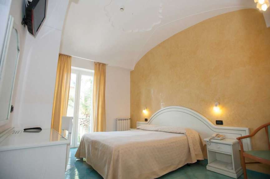 Ein Hotelzimmer mit einem Bett und einem Fernseher