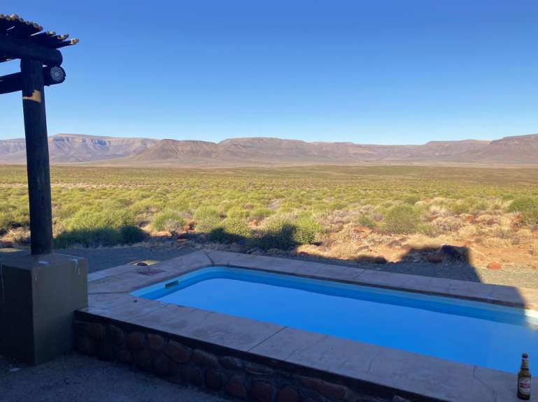 Ein blauer Pool mit einer Flasche bier neben ihm