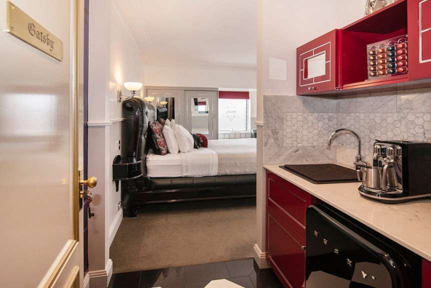 Ein Hotelzimmer mit einem Bett und einer Küche