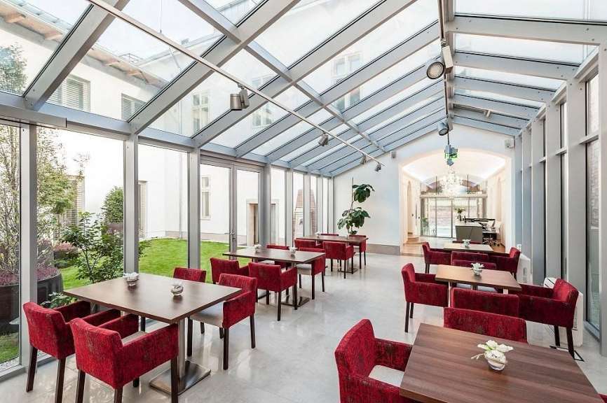 Ein Esszimmer mit roten Stühlen und Tischen