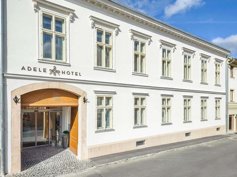 Ein weißes Gebäude mit dem Namen adele hotel darauf