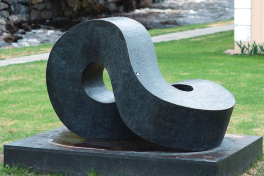 Eine schwarze Skulptur mit einem Loch in der Mitte