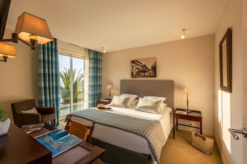Ein Hotelzimmer mit einem Bett und einem Stuhl