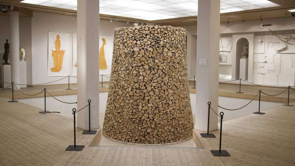 Ein riesiges Stück Holz in einem Museum