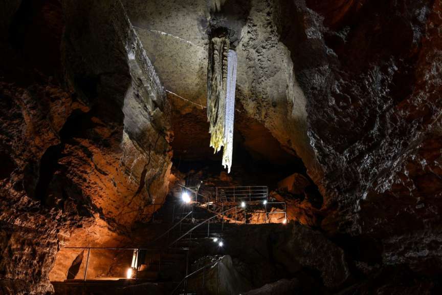 Eine Höhle mit einem riesigen Eiszapfen an der Decke