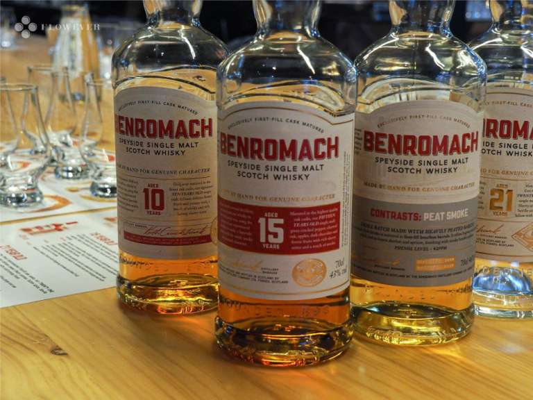 Drei Flaschen benromach stehen auf einem Tisch