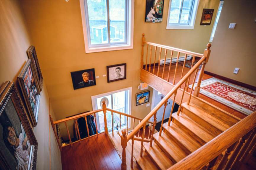 Eine Holztreppe führt zum zweiten Stock eines Hauses