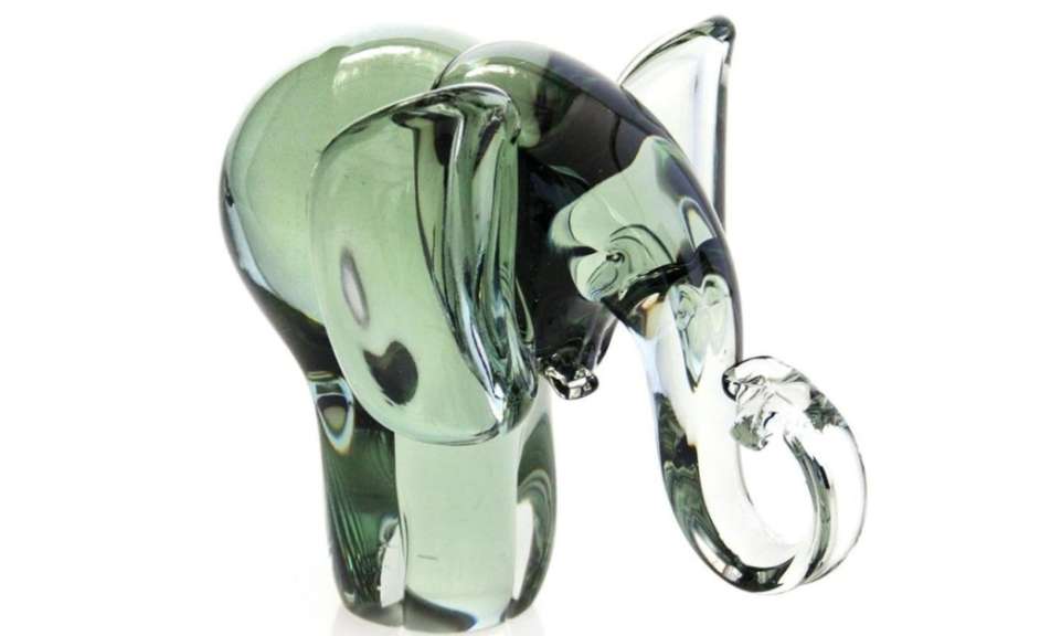 Eine grüne Glasfigur eines Elefanten mit einem klaren Schwanz