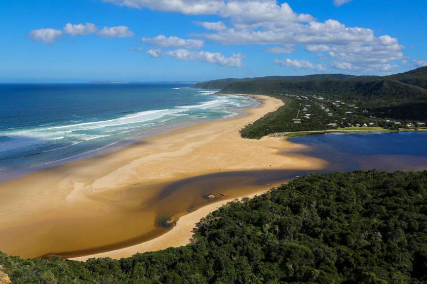 Ein Strand mit einem Fluss, der durch ihn fließt