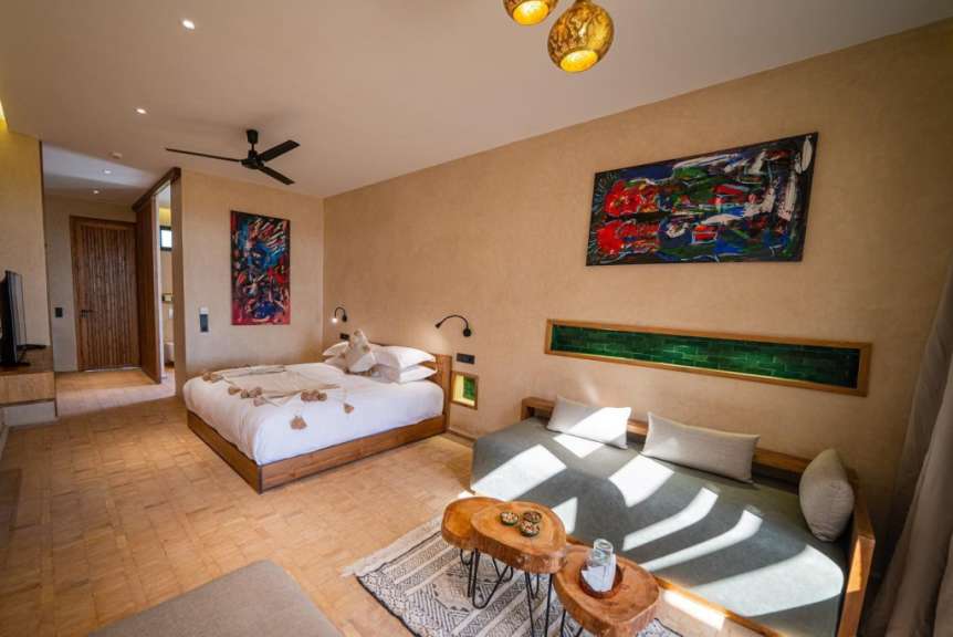 Ein Schlafzimmer mit einem Bett und einem Couchtisch