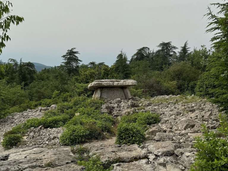 Ein großer Stein inmitten einer felsigen Landschaft