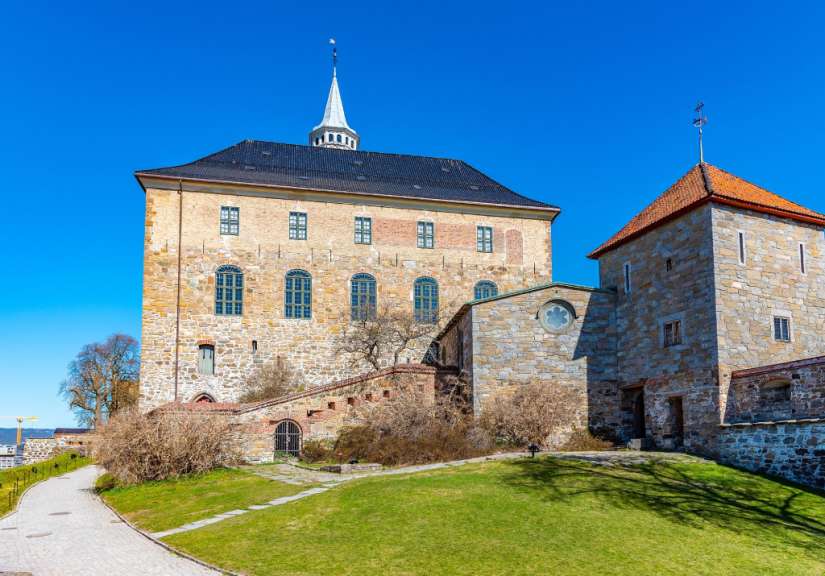 Ein großes Steingebäude mit einem Turm darauf