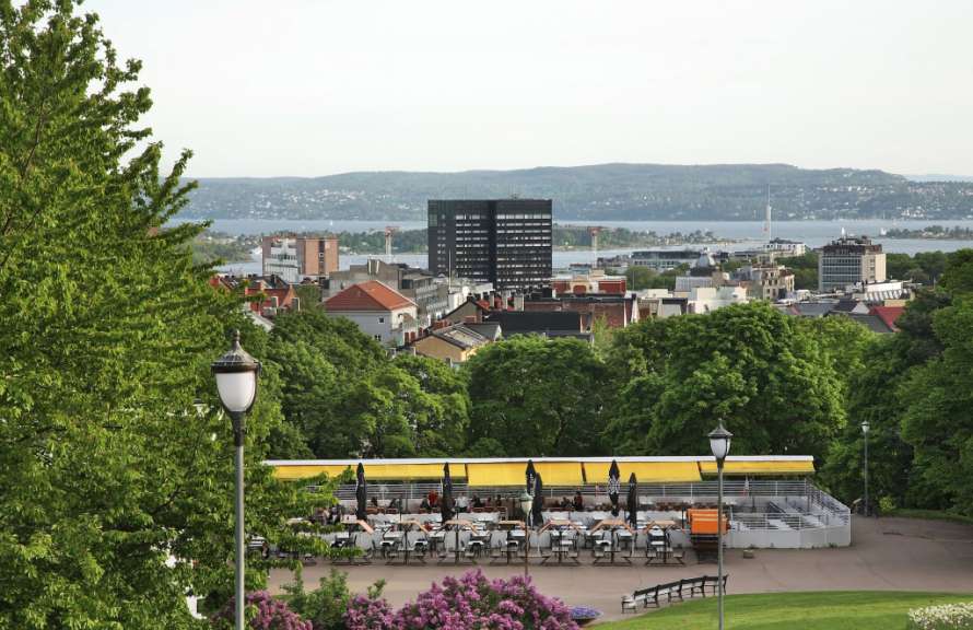 Eine Stadtlandschaft mit Bäumen und einem großen Gebäude im Hintergrund