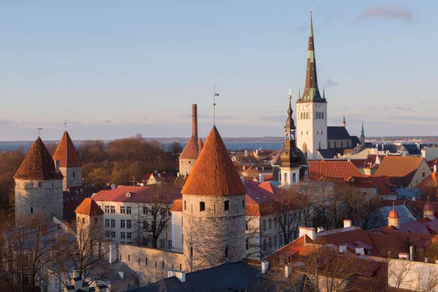 Eine Stadt mit vielen Gebäuden und einem Turm