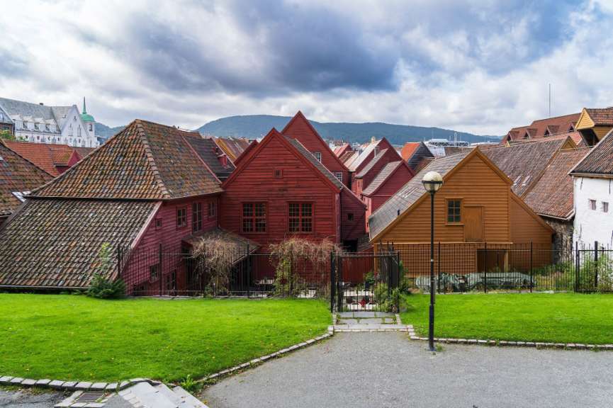 Eine Reihe roter Häuser mit roten Dächern