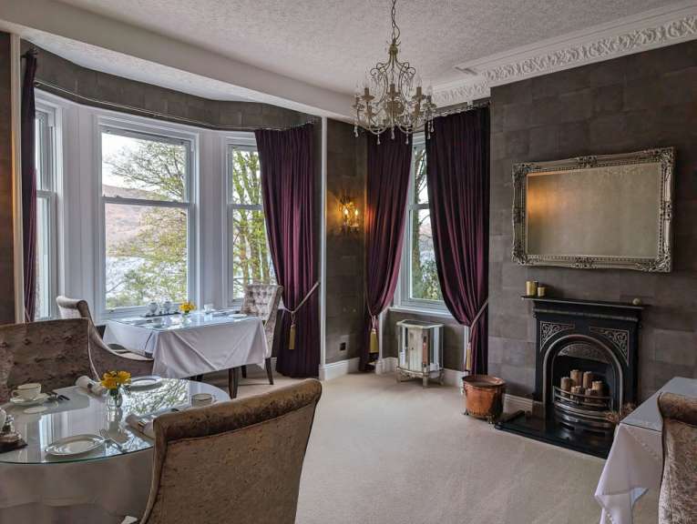 Ein Esszimmer mit einem Tisch und Stühlen und einem Kamin